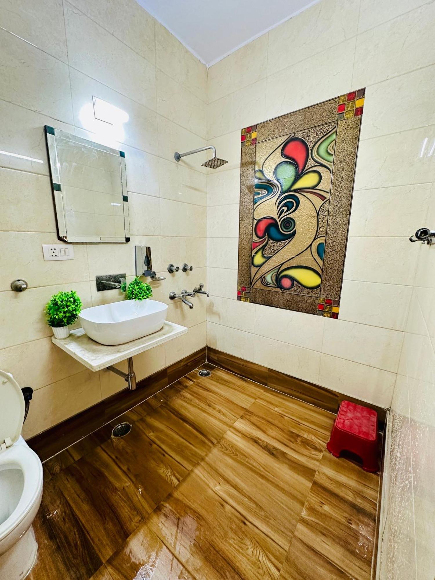 The White Scent-Near Noida Sector 18 Metro Hotel Exterior photo