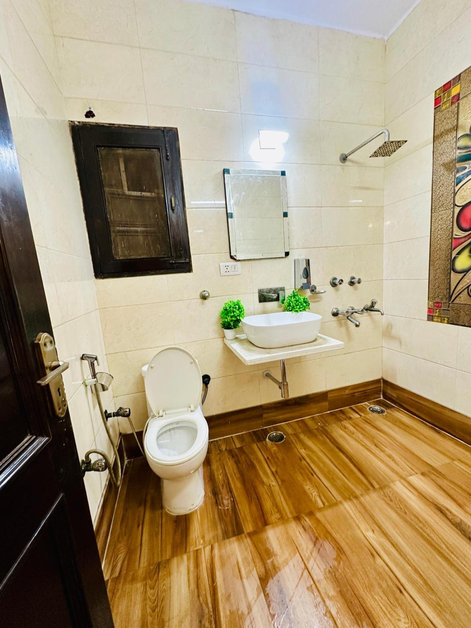 The White Scent-Near Noida Sector 18 Metro Hotel Exterior photo