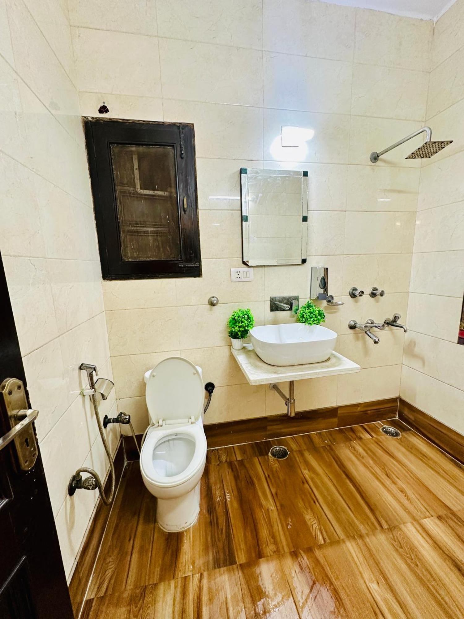 The White Scent-Near Noida Sector 18 Metro Hotel Exterior photo