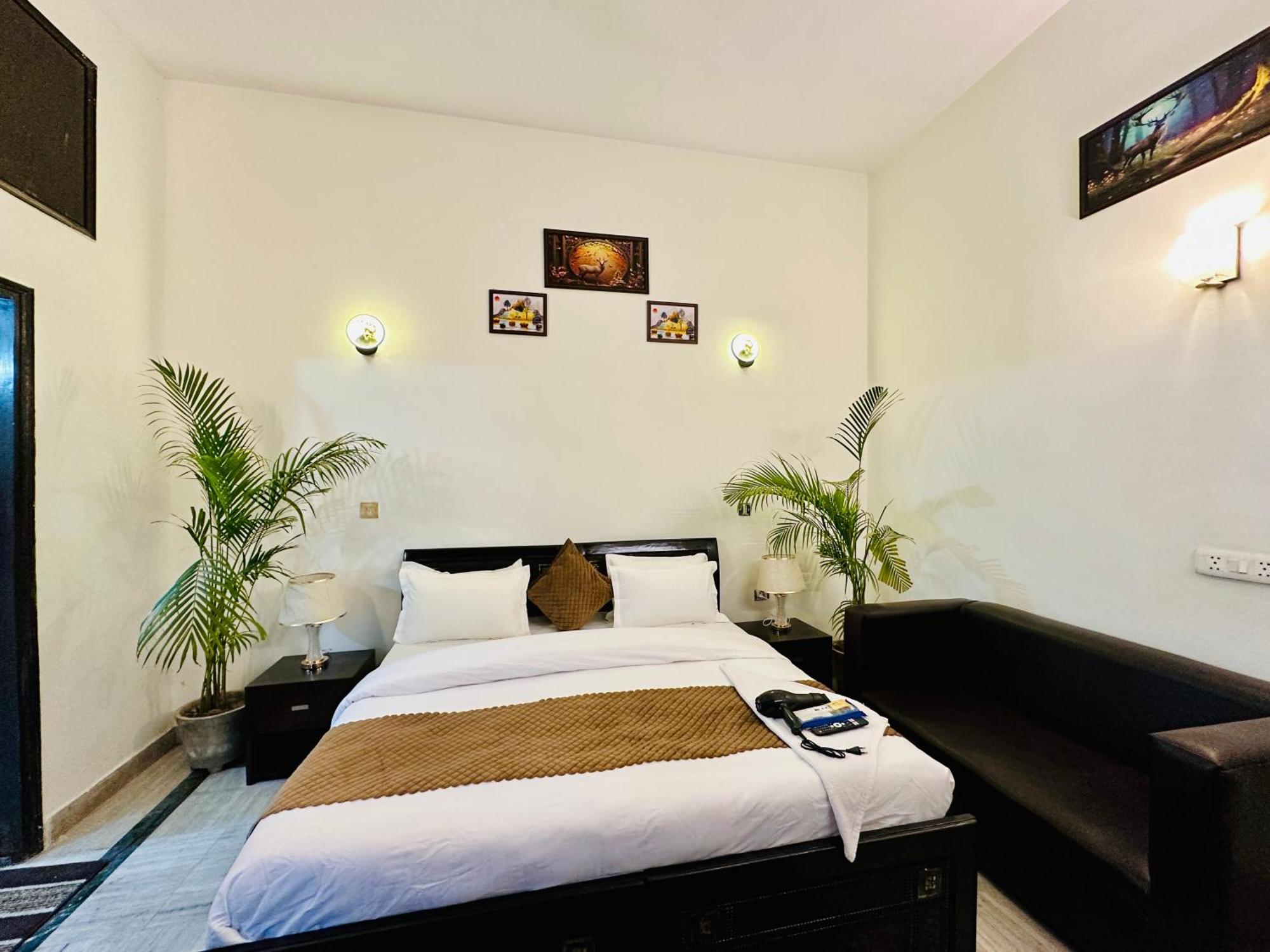 The White Scent-Near Noida Sector 18 Metro Hotel Exterior photo