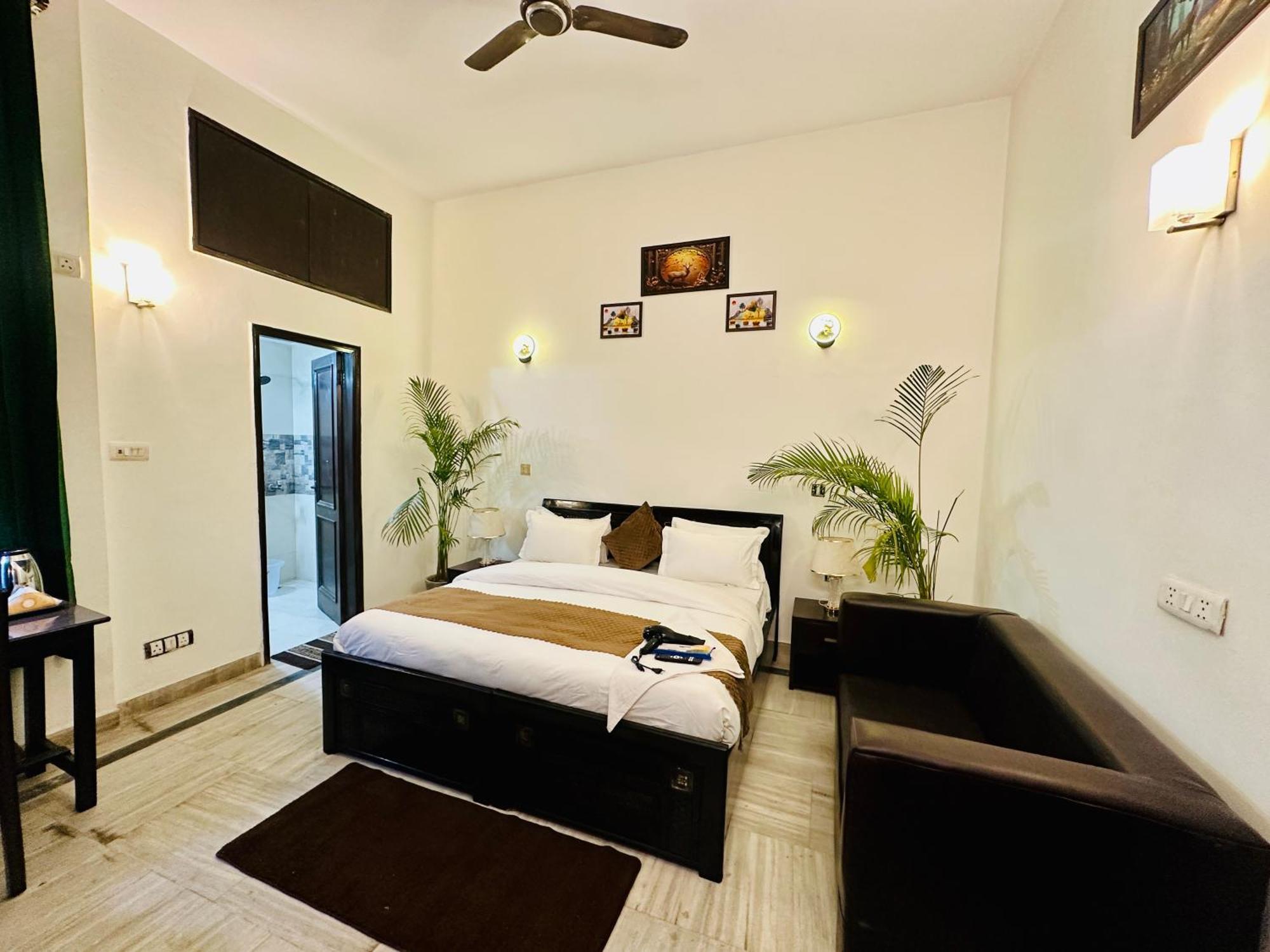 The White Scent-Near Noida Sector 18 Metro Hotel Exterior photo