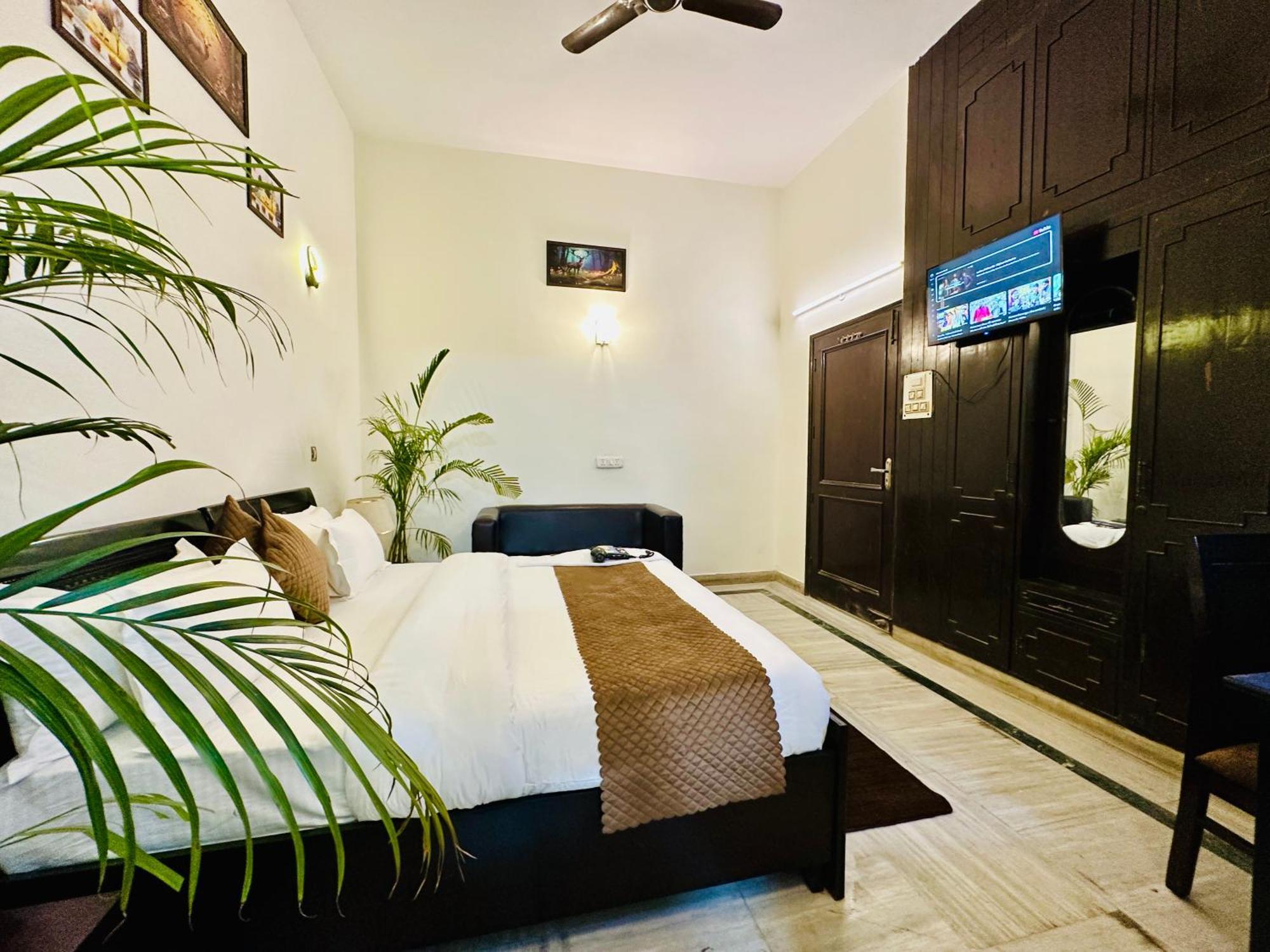 The White Scent-Near Noida Sector 18 Metro Hotel Exterior photo