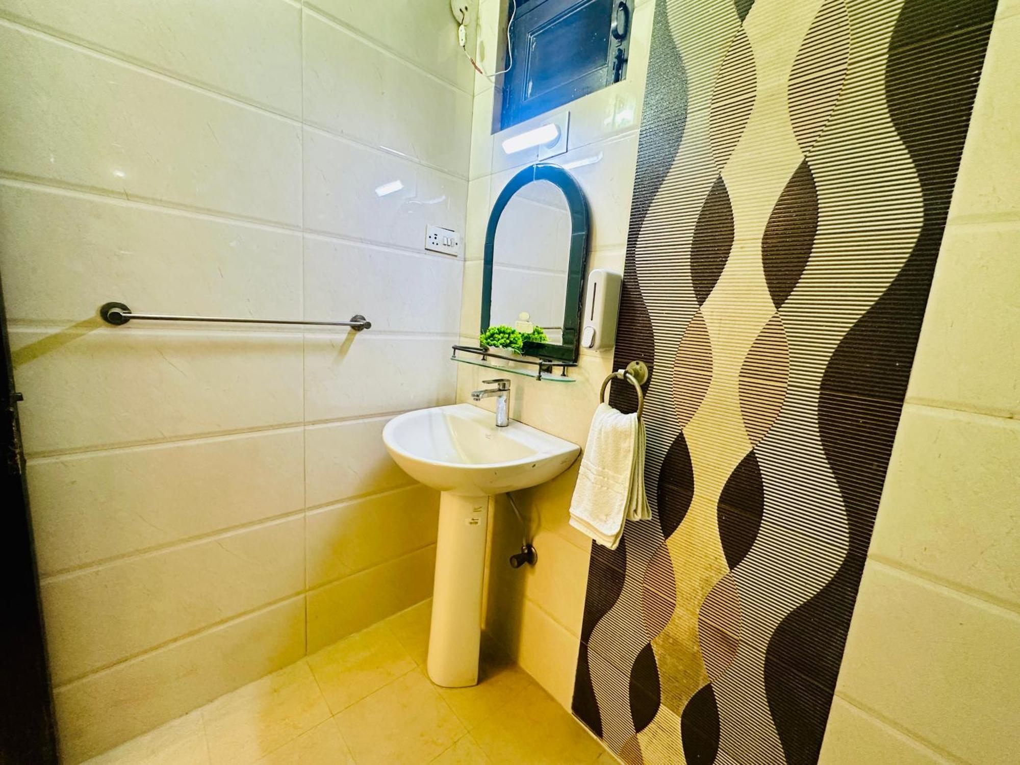 The White Scent-Near Noida Sector 18 Metro Hotel Exterior photo