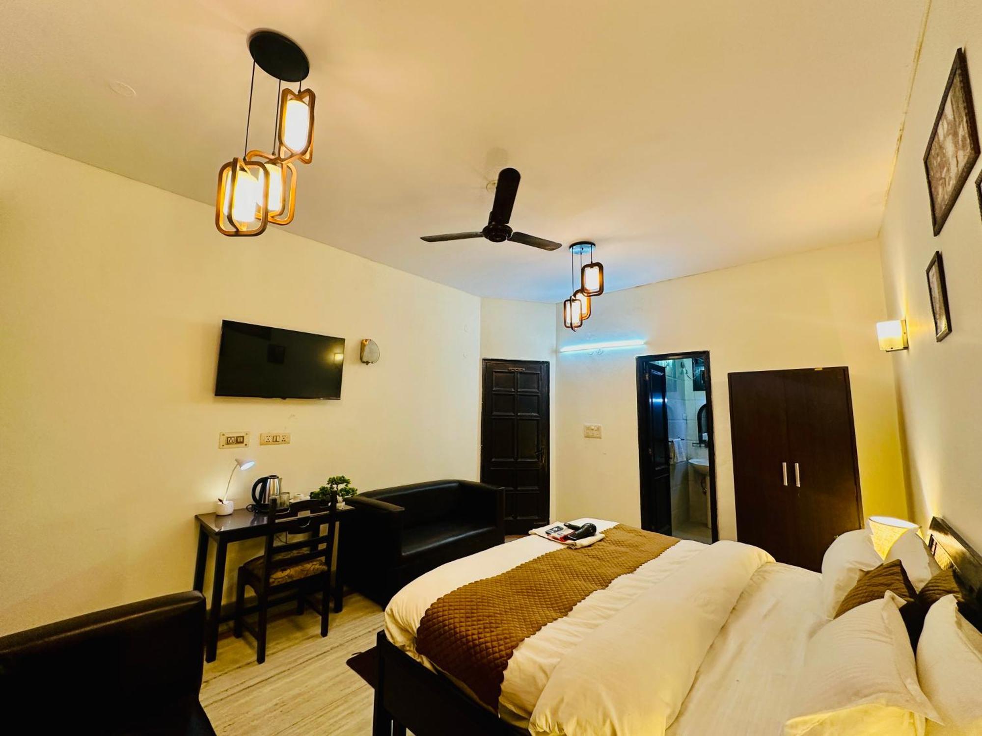 The White Scent-Near Noida Sector 18 Metro Hotel Exterior photo