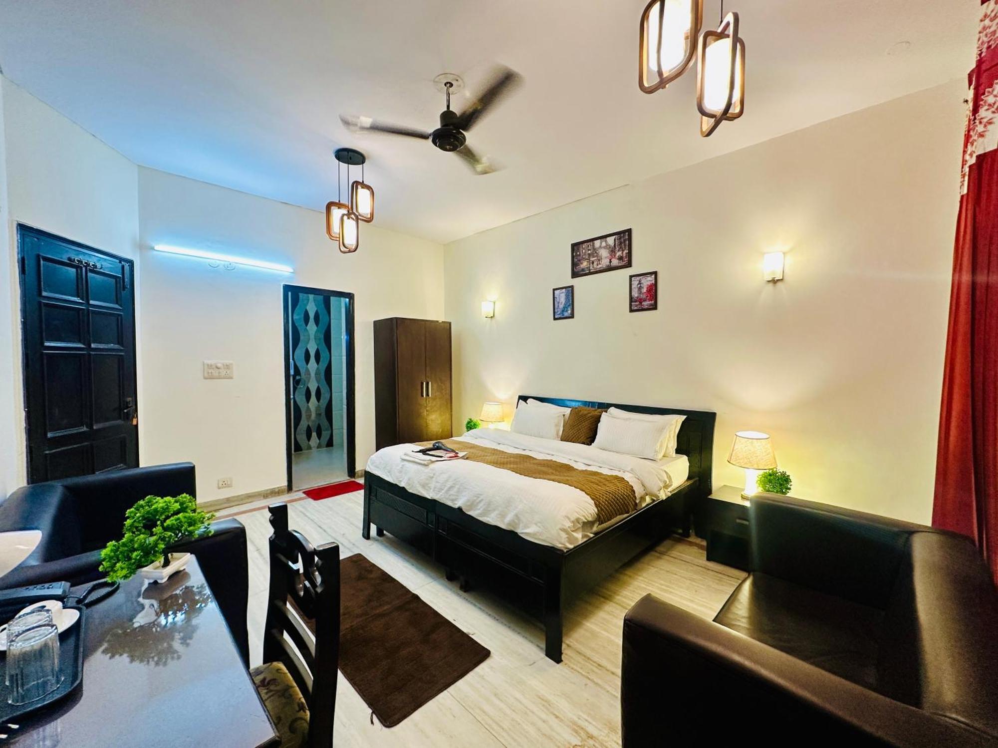 The White Scent-Near Noida Sector 18 Metro Hotel Exterior photo