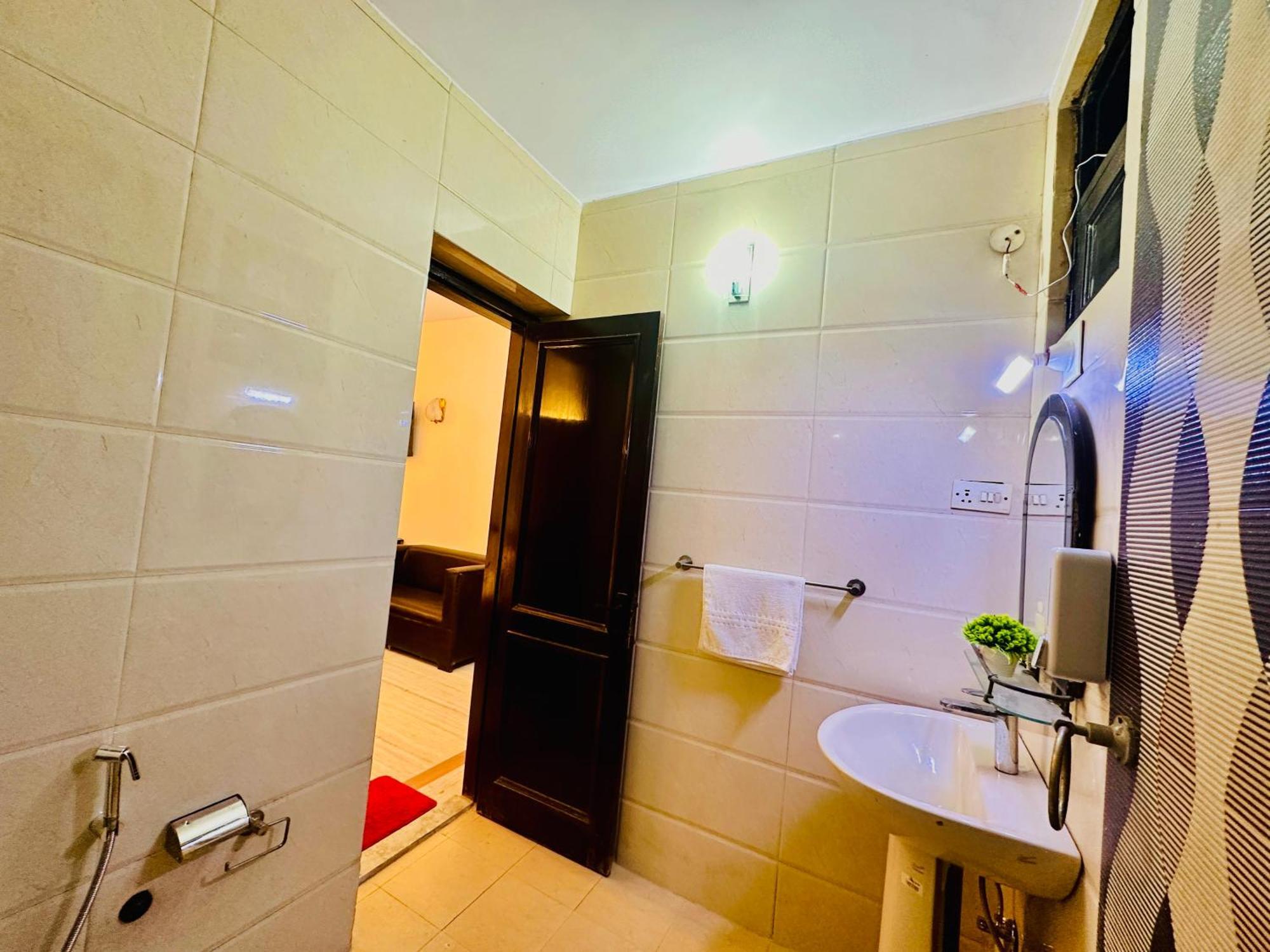 The White Scent-Near Noida Sector 18 Metro Hotel Exterior photo