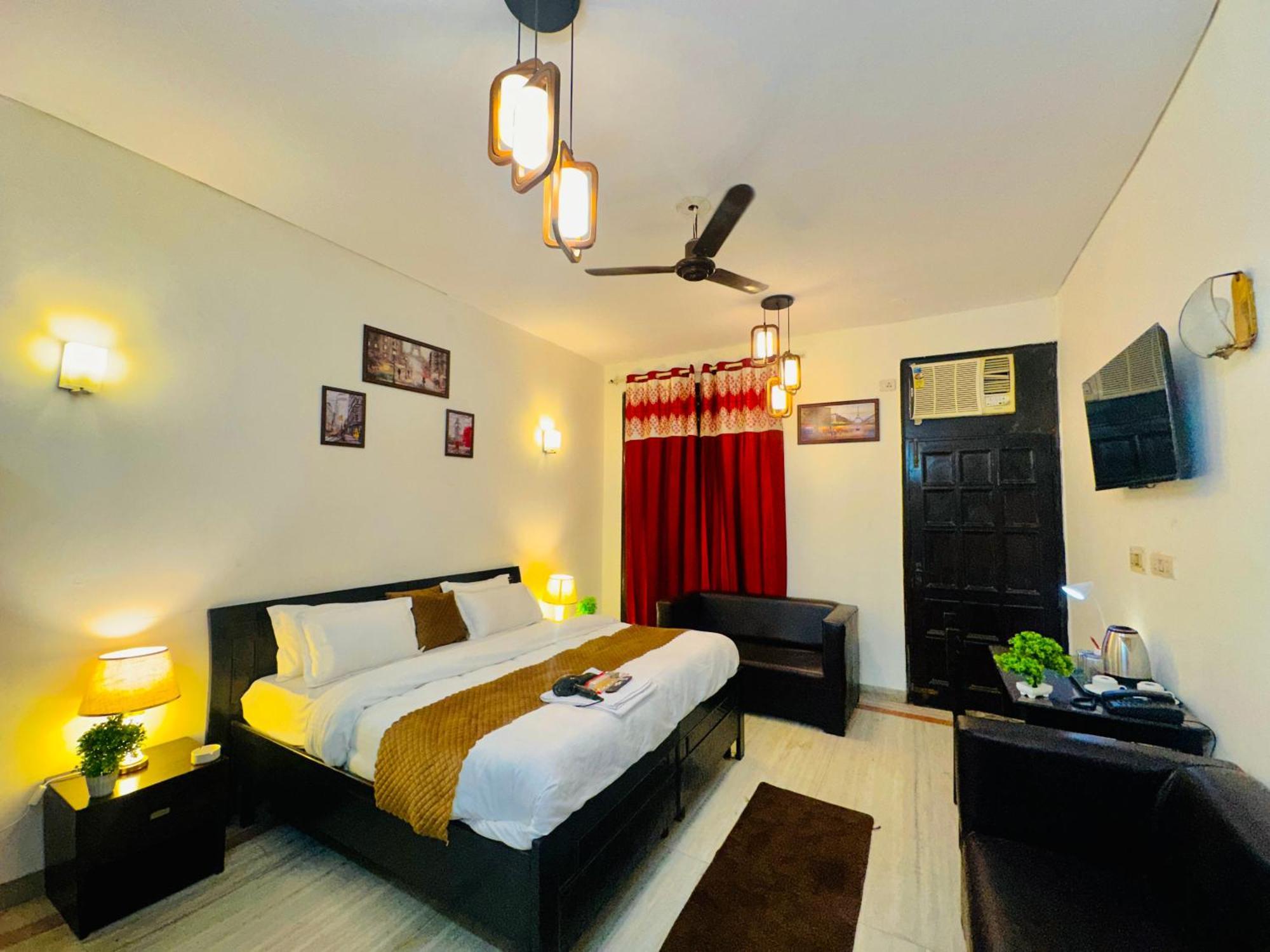 The White Scent-Near Noida Sector 18 Metro Hotel Exterior photo