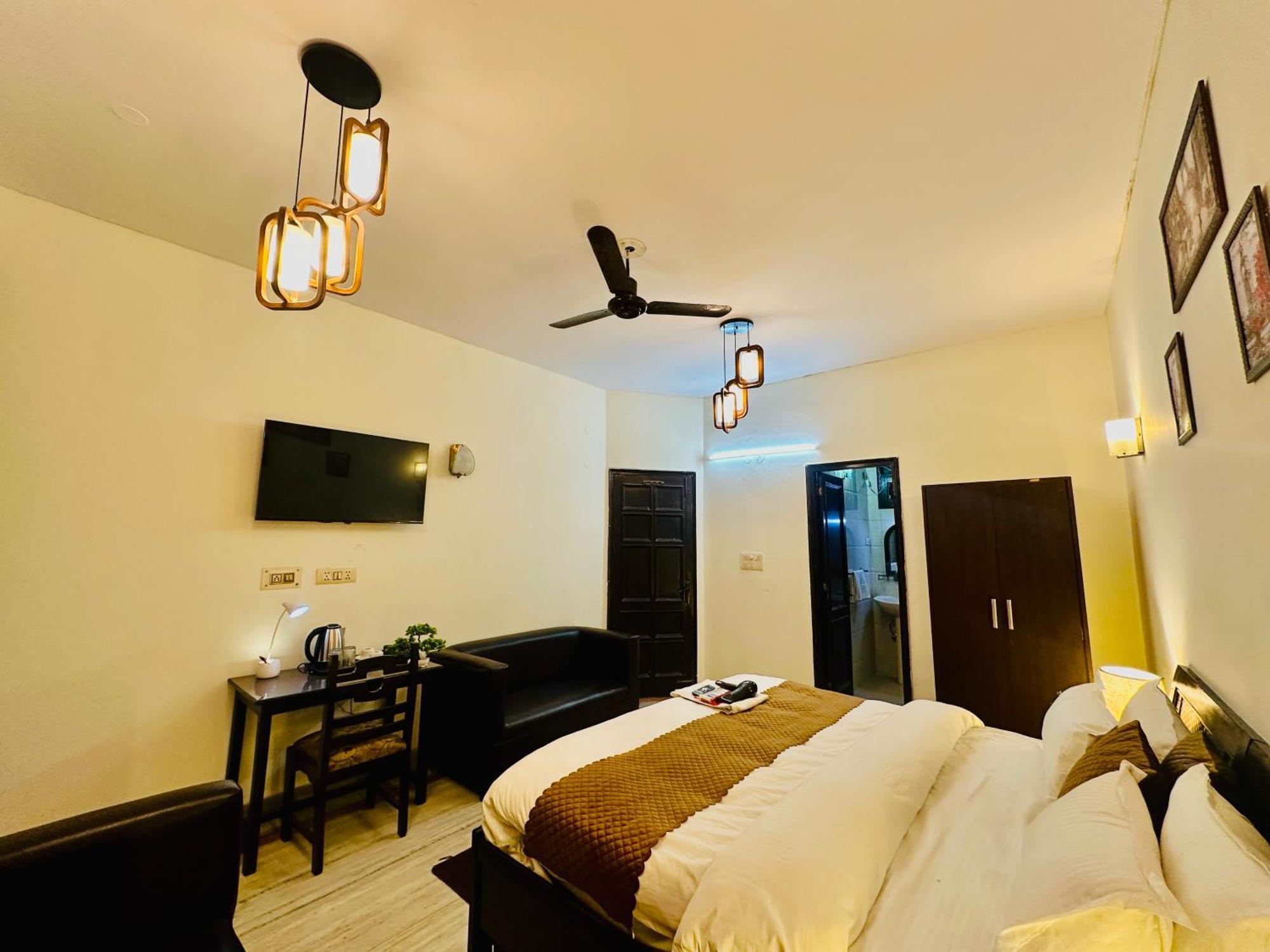 The White Scent-Near Noida Sector 18 Metro Hotel Exterior photo